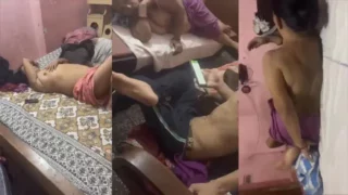 Aunty Lying Freely On Bed With Open Boobs Infront Of Kids – Indian porn video