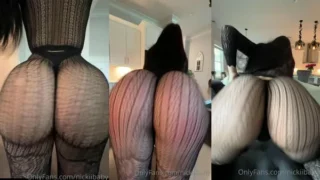 Nickiibaby Twerks Her Ass All Over The House