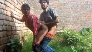 Village Bhabhi Ko jungle me Chod di Ghar ki piche – Indian porn video